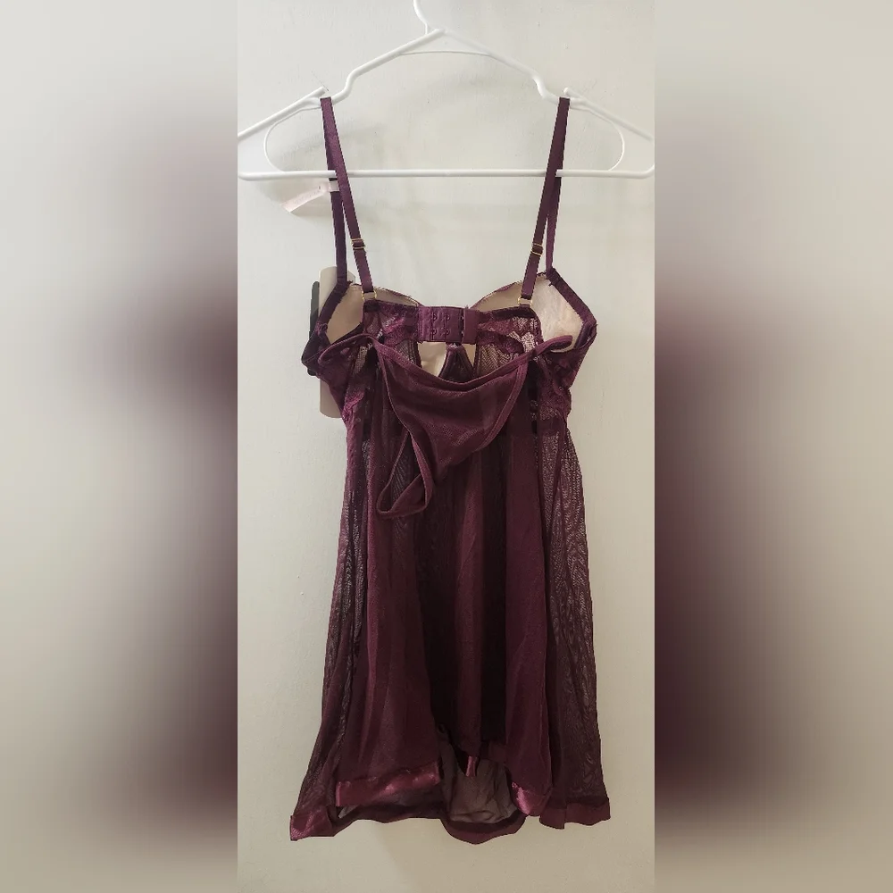 New Daysi Fuentes Elegant Lace Burgundy‎ Babydoll, Size Small.